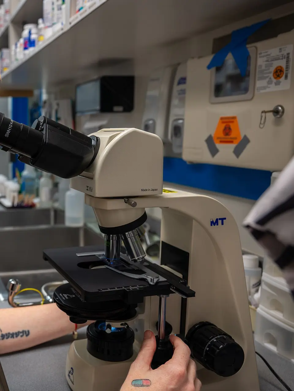 Klinik laboratuvarında mikroskop ve numune hazırlığı
